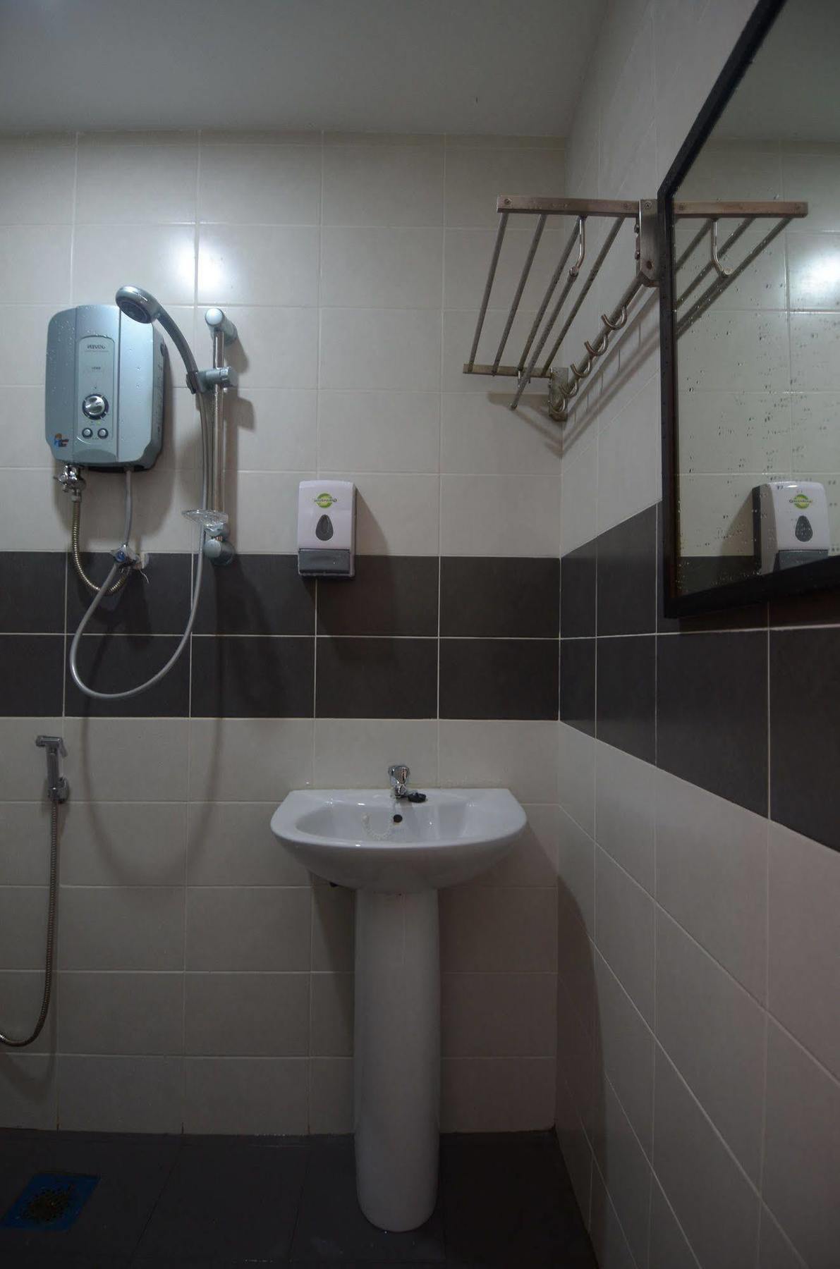 Kuok Pin Hotel Kuching Bagian luar foto