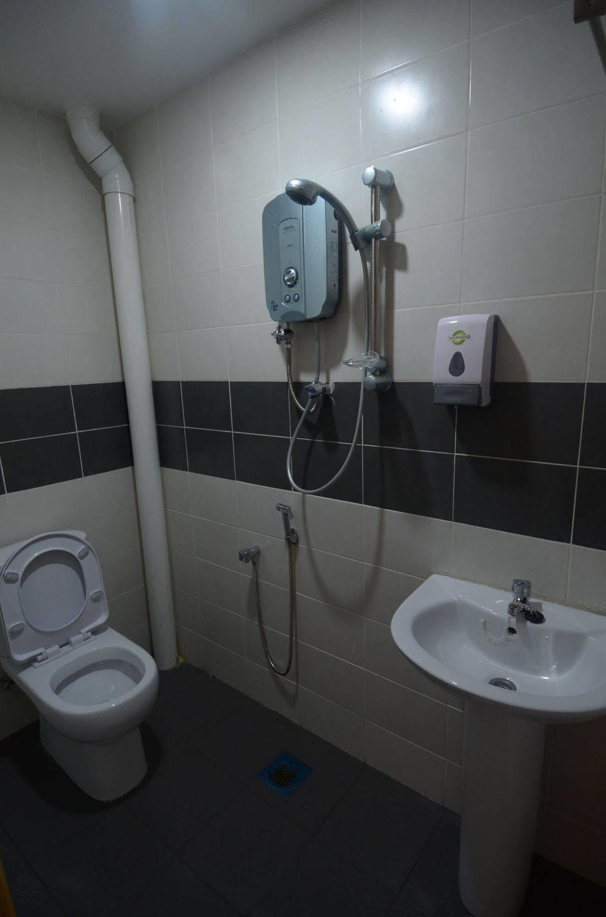 Kuok Pin Hotel Kuching Bagian luar foto